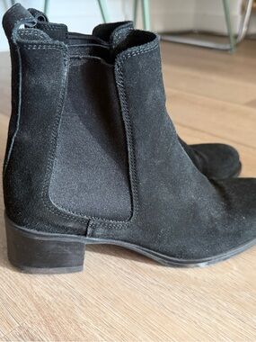 La CANADIENNE Black Suede Chelsea Ankle Boots